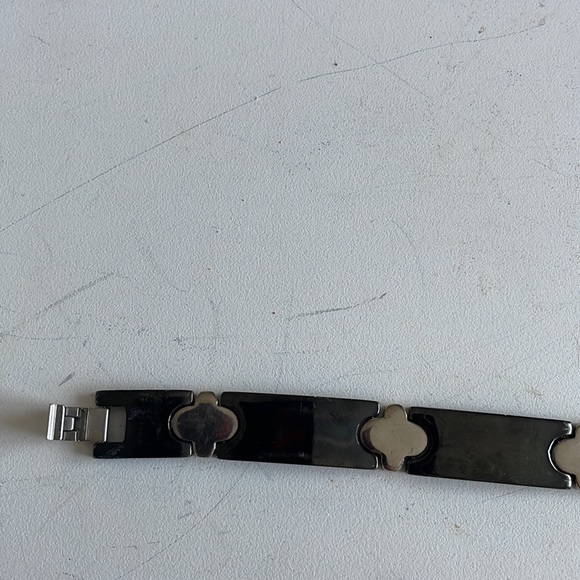 magnetic bracelet that looks great. Like new. - Picture 5 of 5